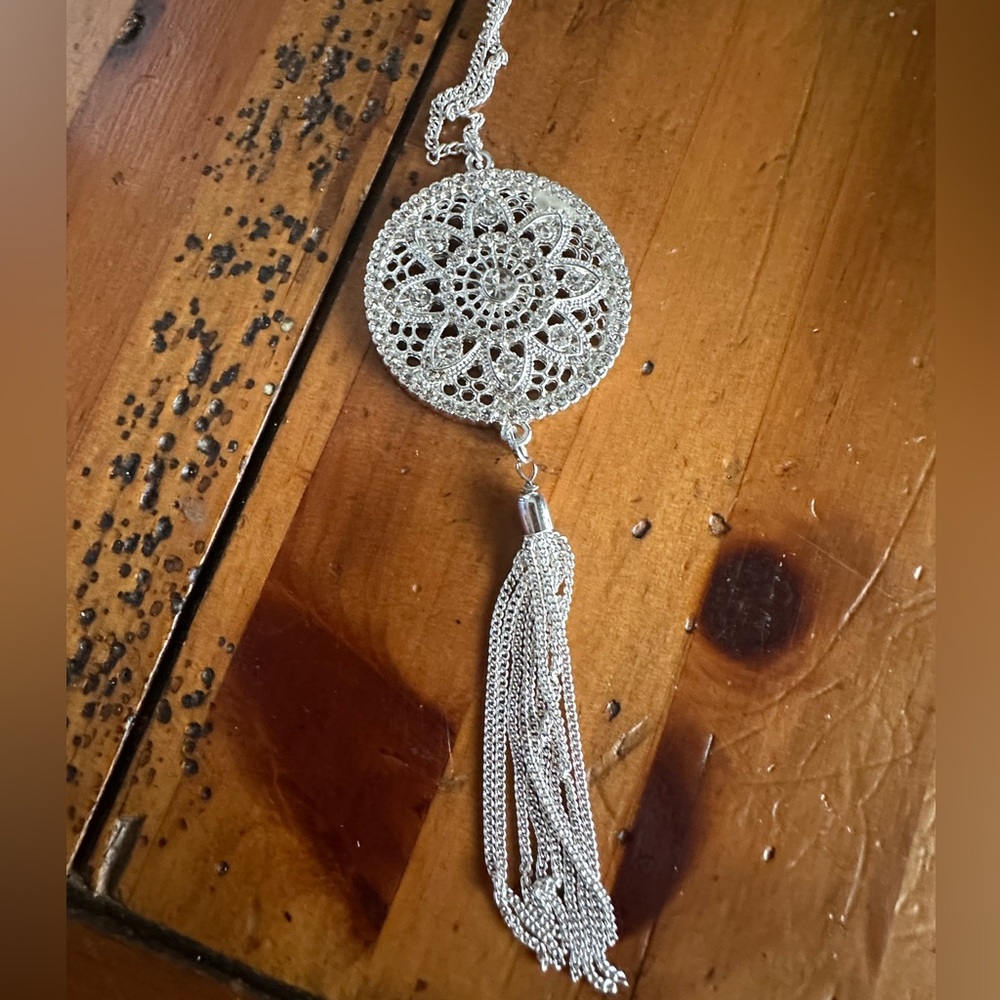 GRANDMAS JEWELRY.  LONG NECKLACE.  BEAUTIFUL IN PERSON. MUST BE BUNDLED